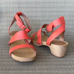 Madewell The Jodi Clog Classic Ankle Strap Clog Sandals in Leather Coral Size 9